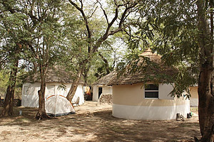 Hütten in der Freilandstation Simenti (Centre de Recherche de Primatologie Simenti) im Senegal. Foto: Peter Maciej