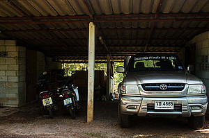 Garage mit PKW und Motorrädern an der PKWS Feldstation. Foto: Oliver Schülke